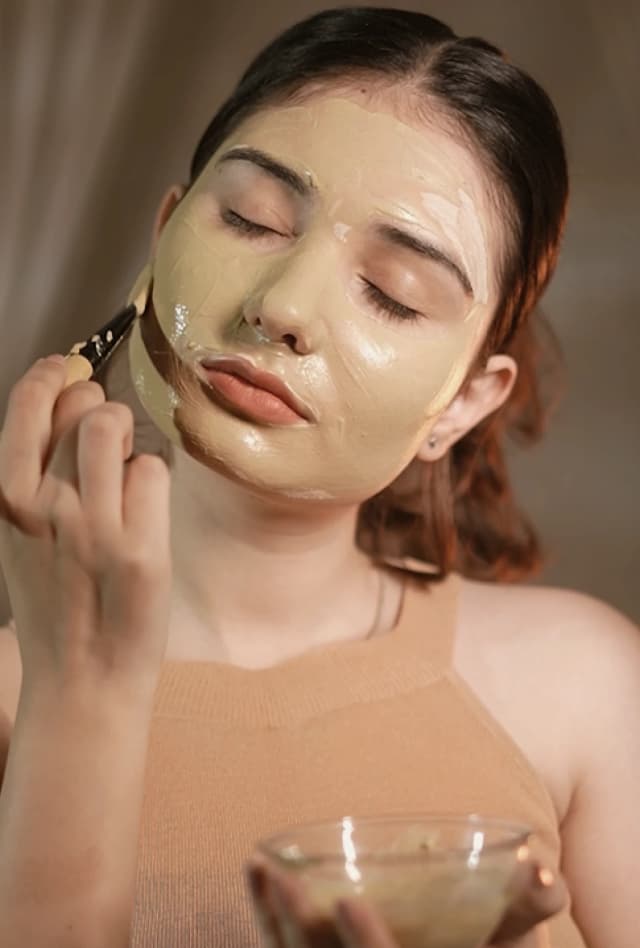 Mix with water, spread evenly on face and neck.